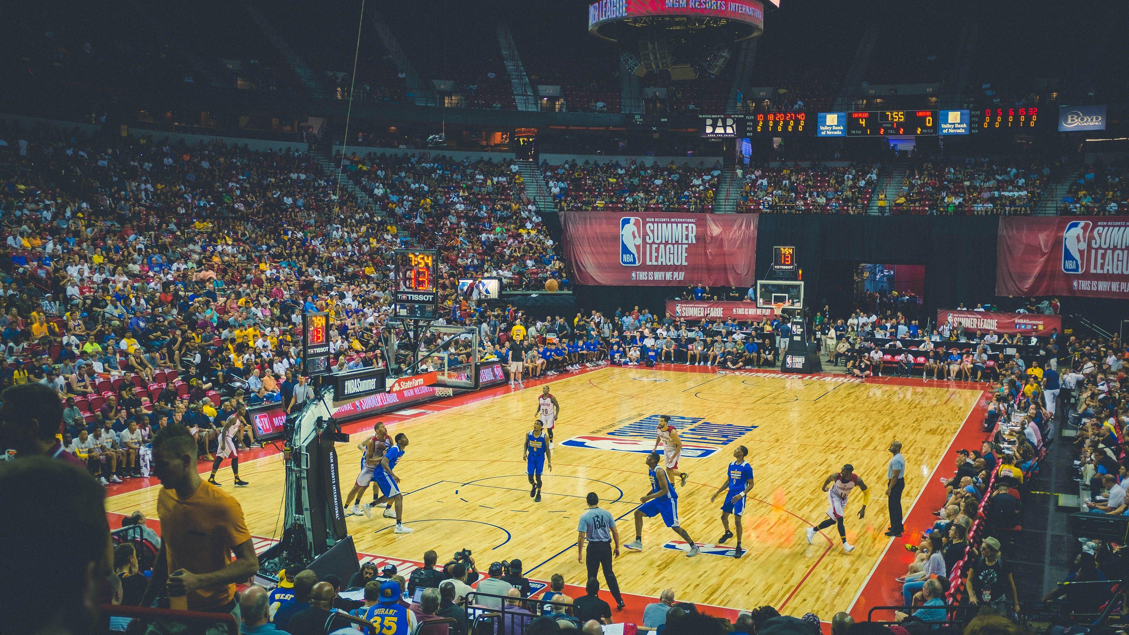 冰球联赛激战正酣，豪门对决引爆冬季热潮